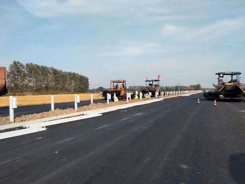 金湖段建設(shè)工程邁入新階段 瀝青路面攤鋪全面啟動，路面工程加速推進(jìn)