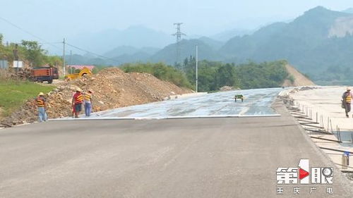 城開高速轉(zhuǎn)入路面施工新階段 路面水穩(wěn)層正式攤鋪